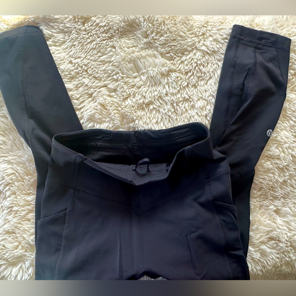 EUC Base Pace Lululemon black leggings size medium 6